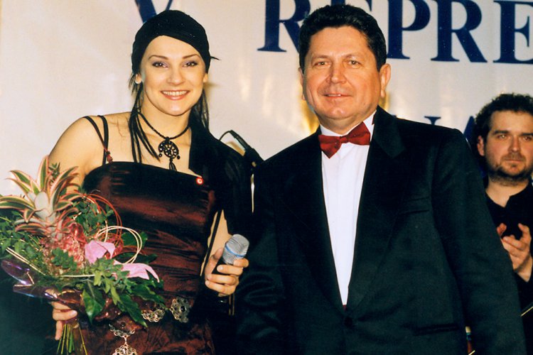 Speváčka Misha na 5. Reprezentačnom plese galérie.